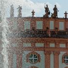 Höppli-Figuren auf der Rotunde des Biebricher Schlosses (hinter der großen Fontäne)