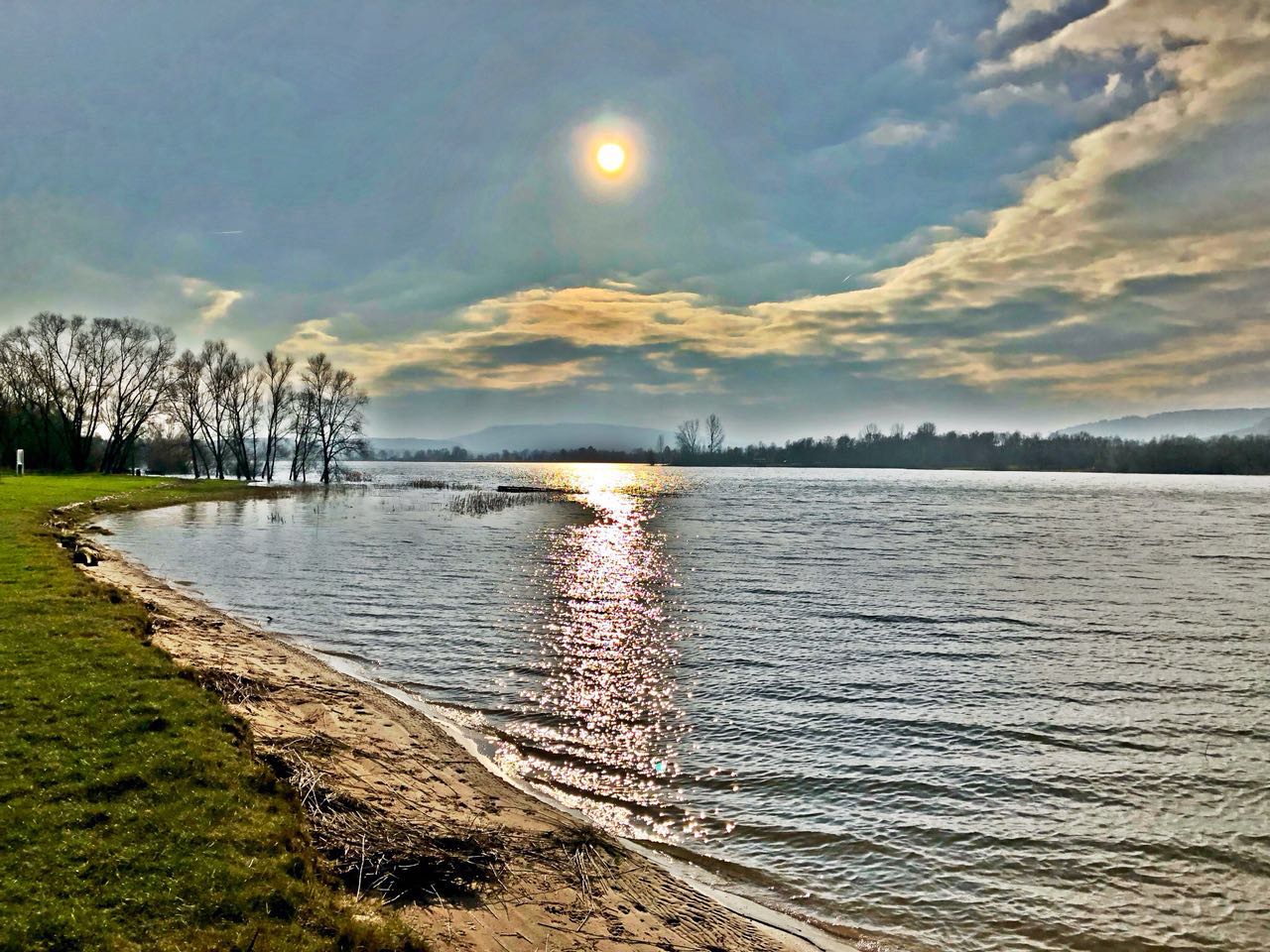 Höxter's Baggersee in der Nähe von Godelheim im außergewöhnlichem Licht