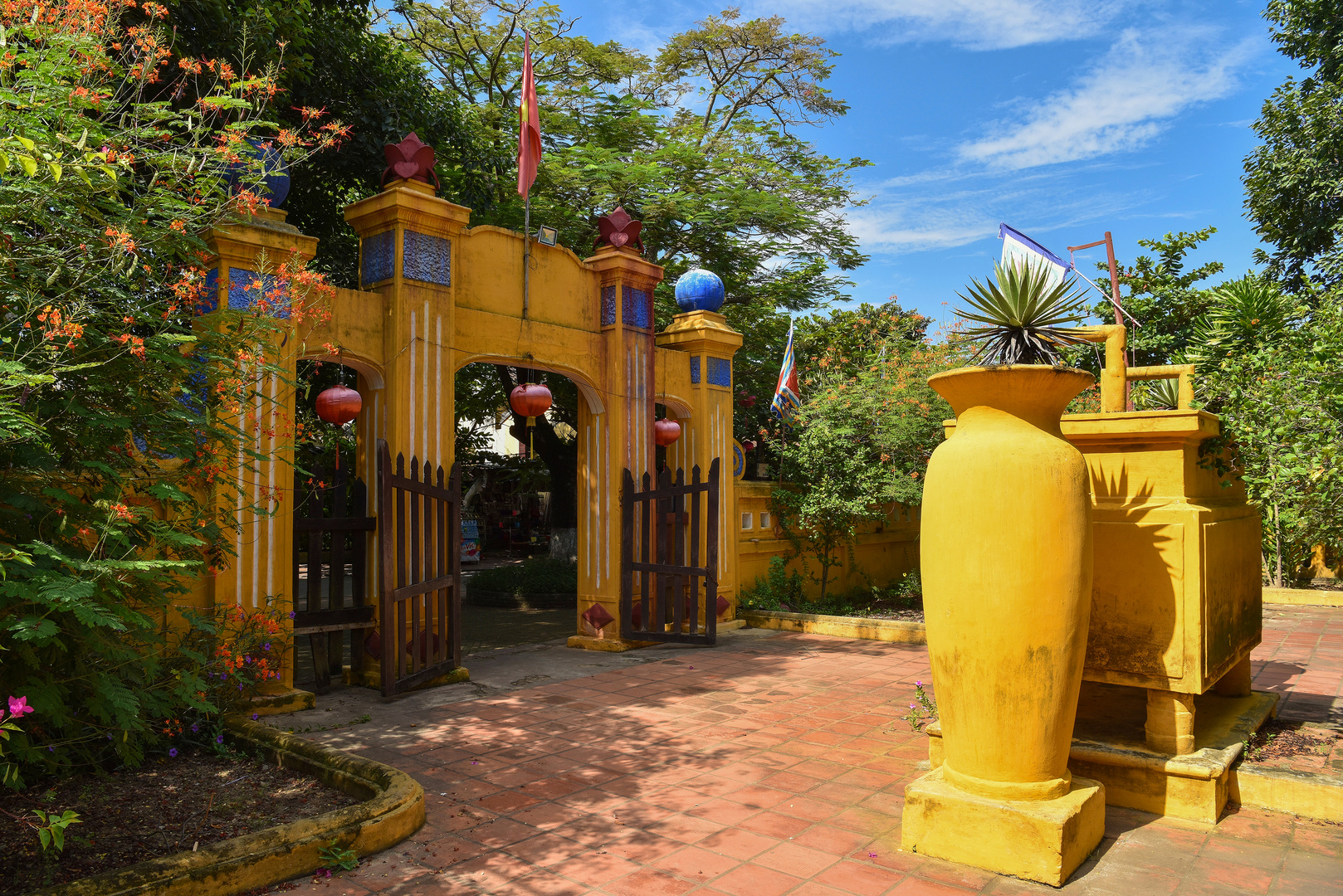 Hof der Kantonesischen Versammlungshalle in Hoi An 01