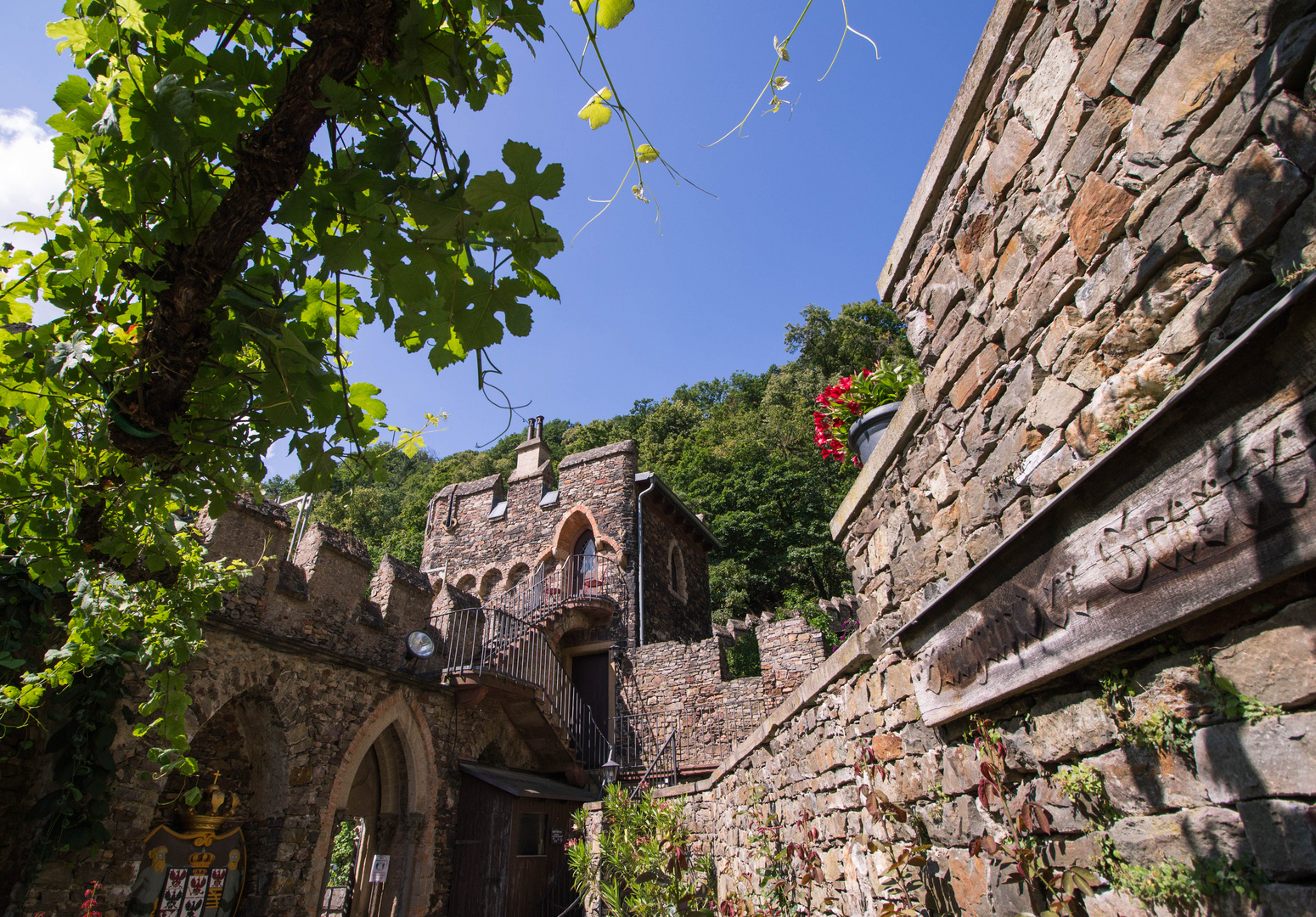 Hof in der Burg Rheinstein