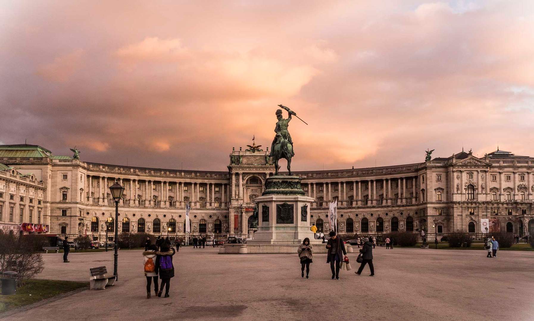 Hofburg am Heldenplatz Abendrot