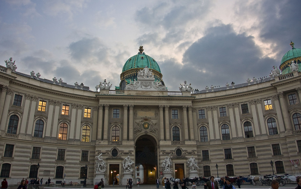 HOFBURG IN DER ABENDDÄMMERUNG