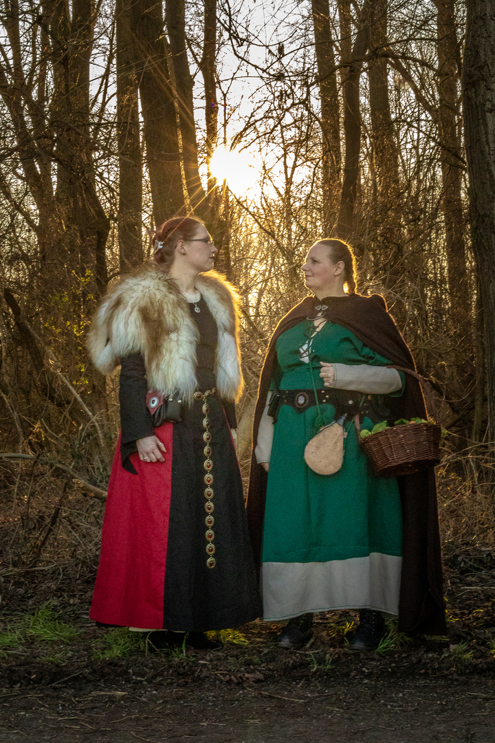 Hofdame und Magd Foto & Bild | portrait, szene, fantasy Bilder auf ...