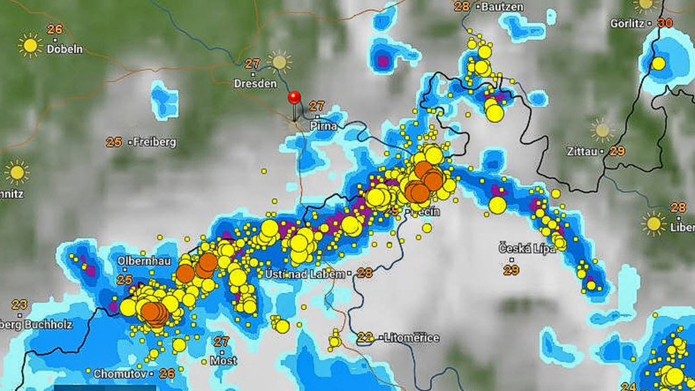 Hoffnungsfroh wegen des Regens in Sorge wegen der heftigsten Gewitter