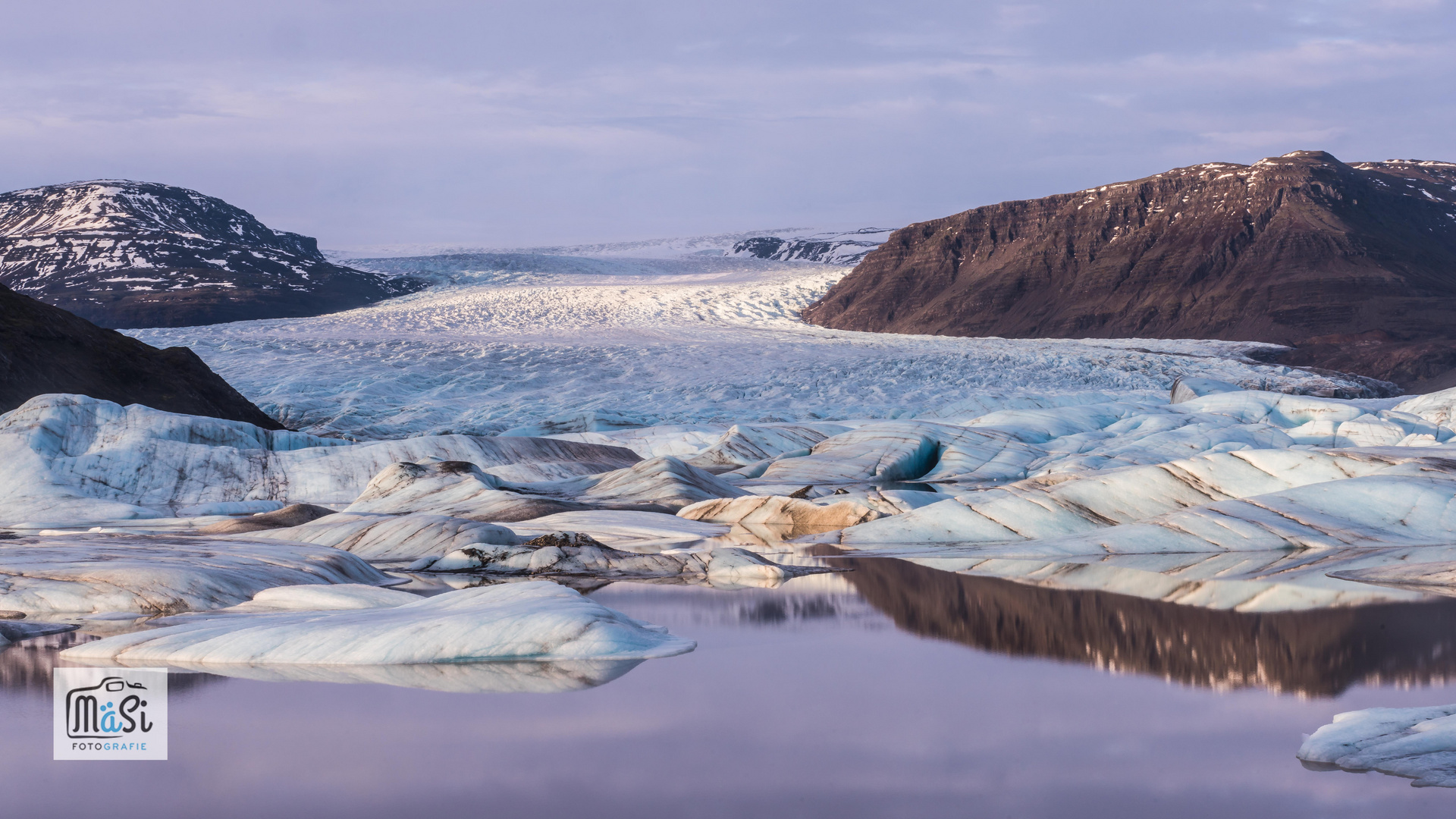 Hoffsfjelljökull mit Lichtspot. . .