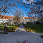 Hofgarten mit blauem Himmel