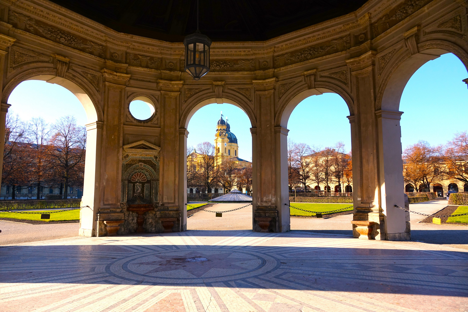 Hofgarten mit Schalenbrunnen und Dianatempel