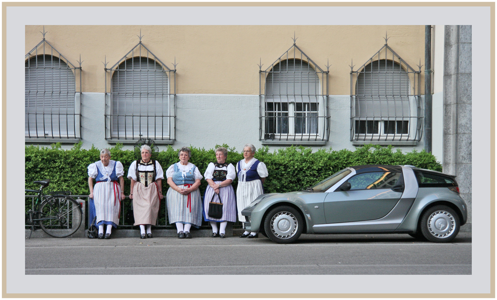 HOFgesang: 5 Paar Lackschuhe und ein eitler Schuh.... ;-)