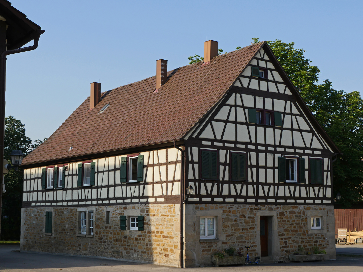 Hofgut Bodelshofen Mittelgebäude der Reitanlage