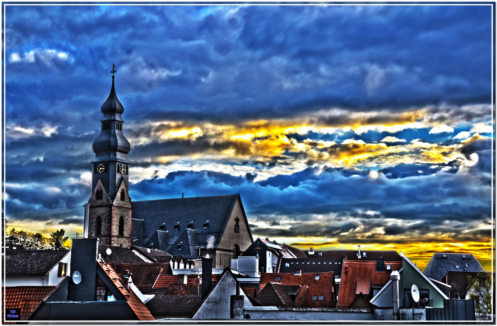 Hofheimer Kirche bei Unwetter in HDR