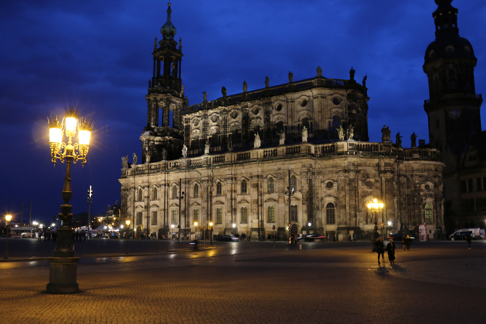 Hofkirche am Abend