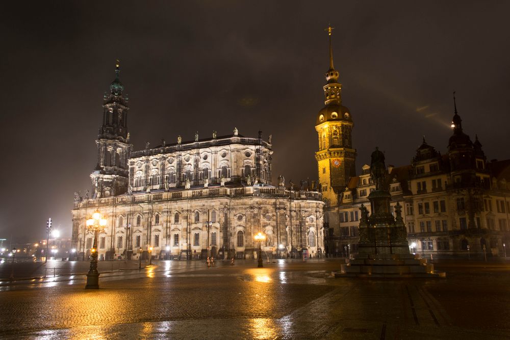 Hofkirche bei Nacht