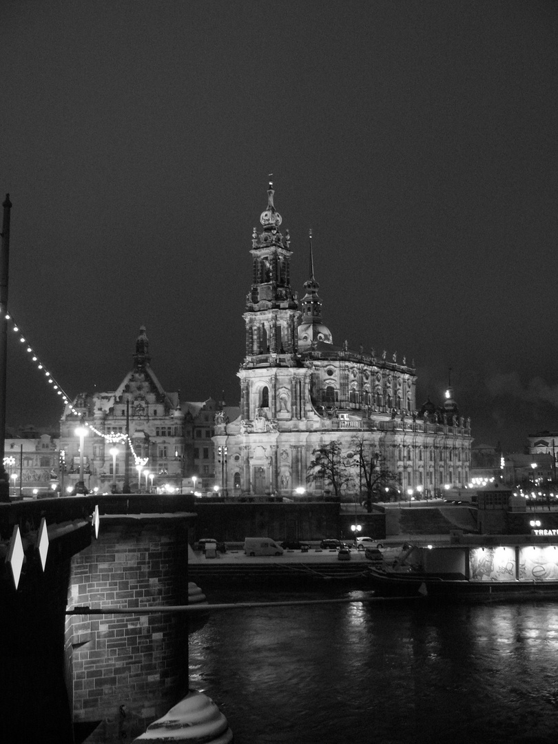 Hofkirche bei Nacht