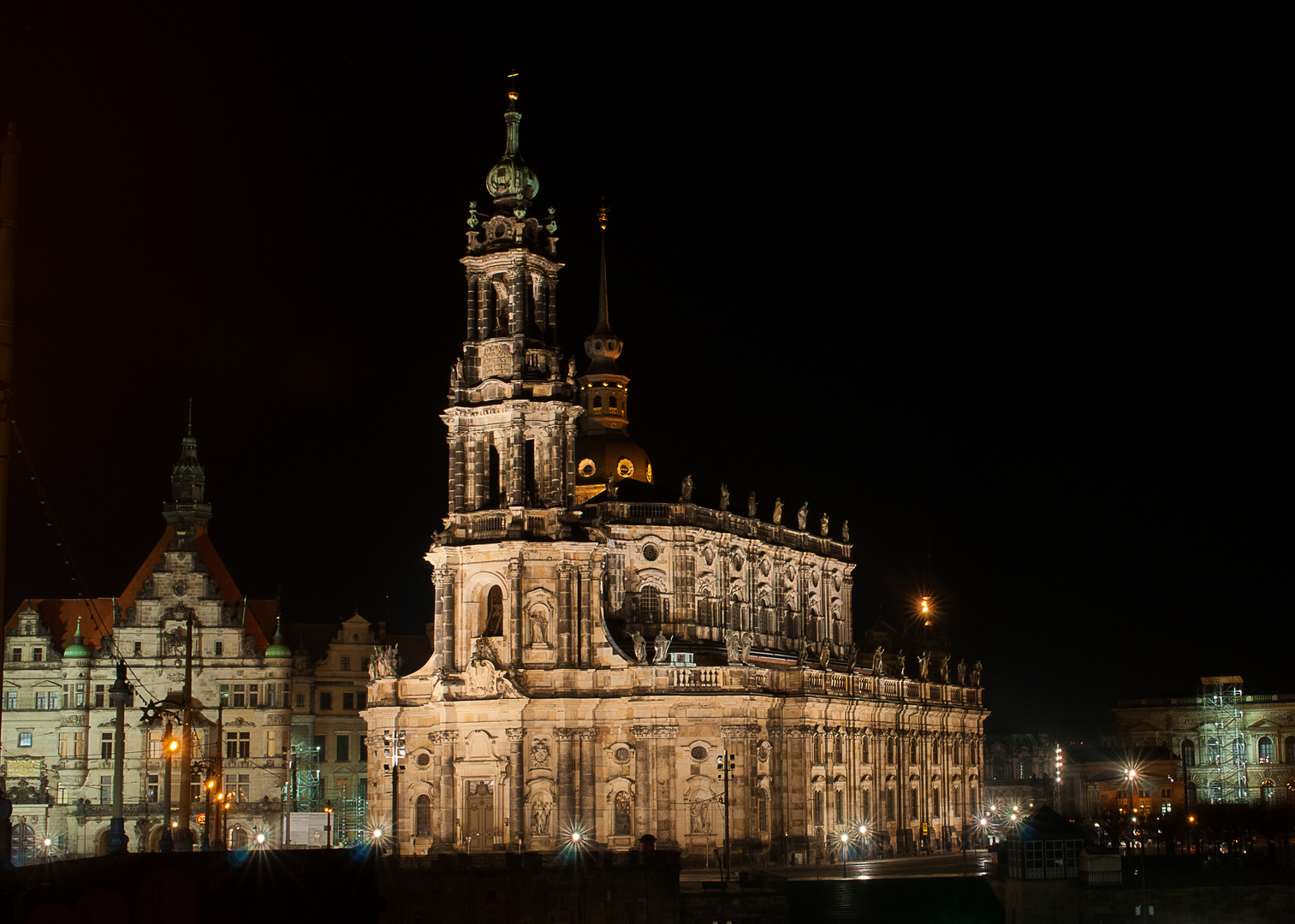 Hofkirche Dresden bei Nacht - von der Brücke über die Elbe
