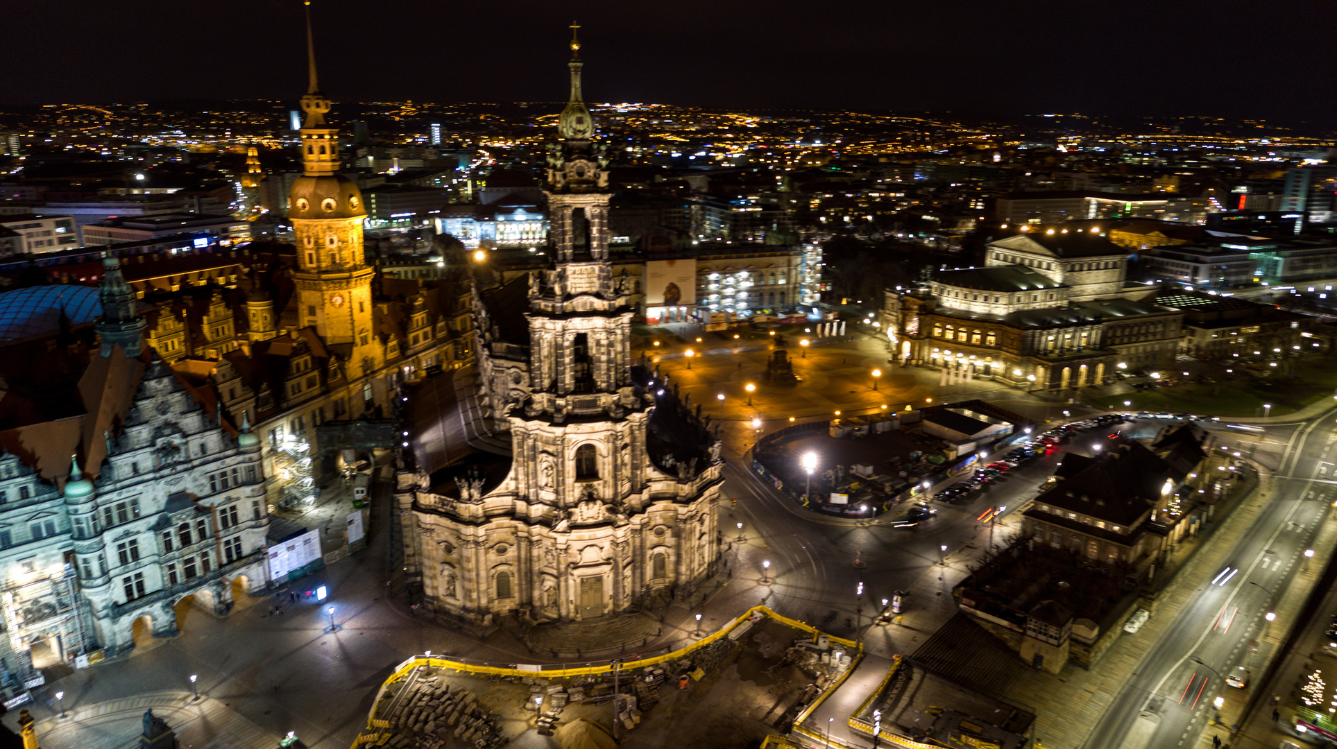 Hofkirche Dresden plus Altstadt.