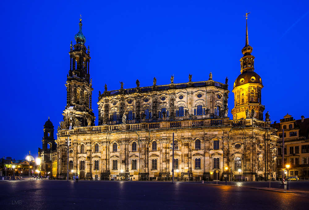 Hofkirche in Blau-Violett