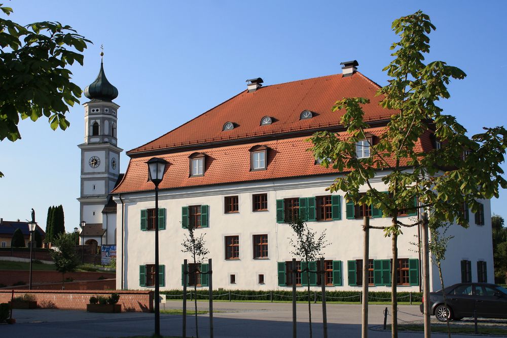 Hofmarkschloss (Rathaus) und Pfarrkirche Mauern