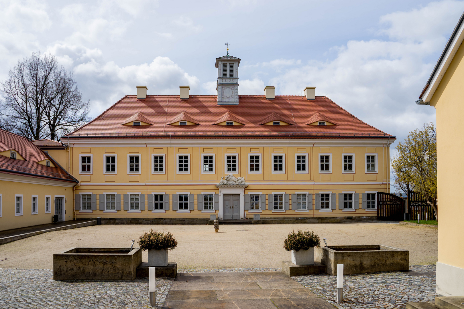 Hofseite Jagdschloss Graupa