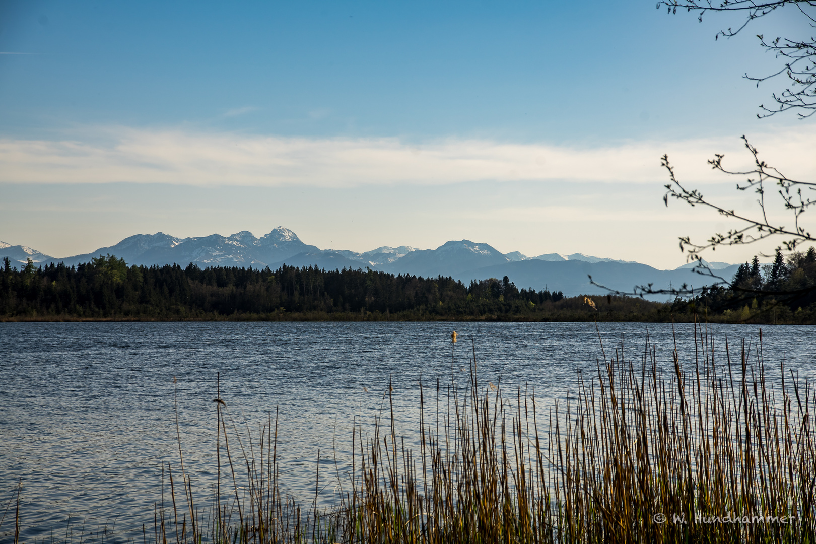 Hofstätter See im Frühling mit Alpenkette