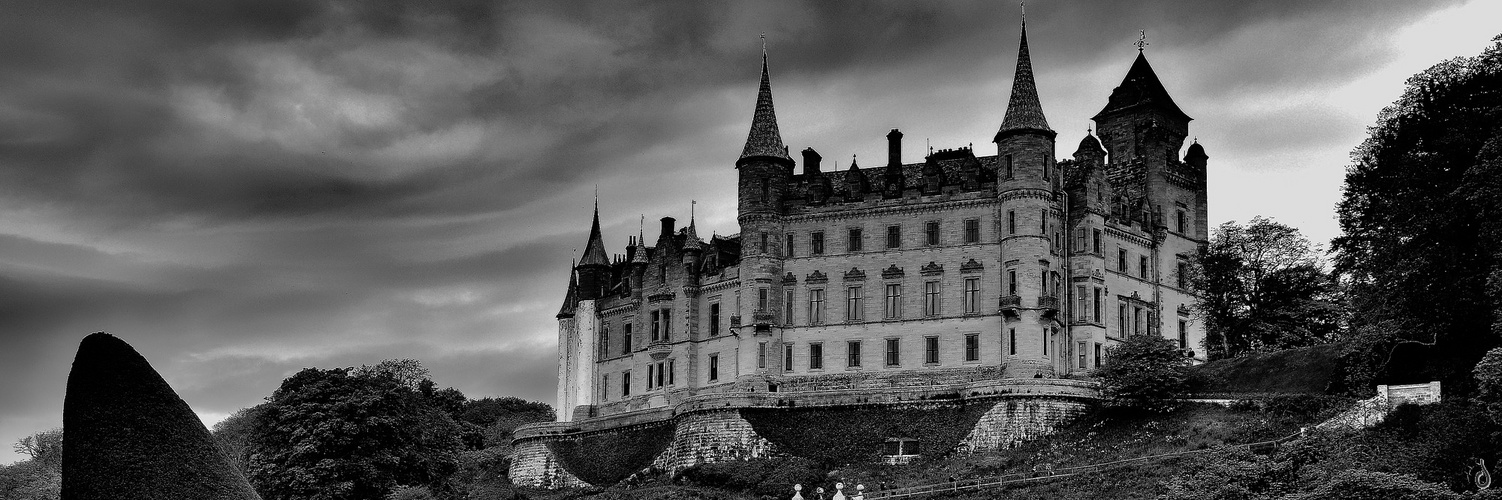 Hogwarts Double   --   mystic Dunrobin ©D5071_BW-F5dun2_W-20S-70_3#1