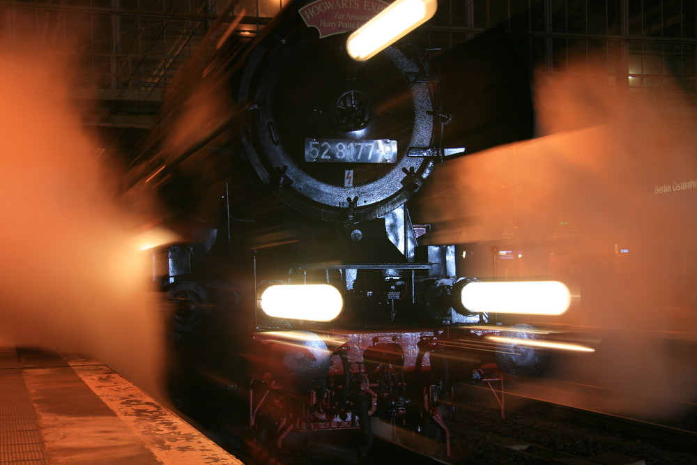 Hogwarts Express bei der Ausfahrt aus dem Ostbahnhof zu Berlin.