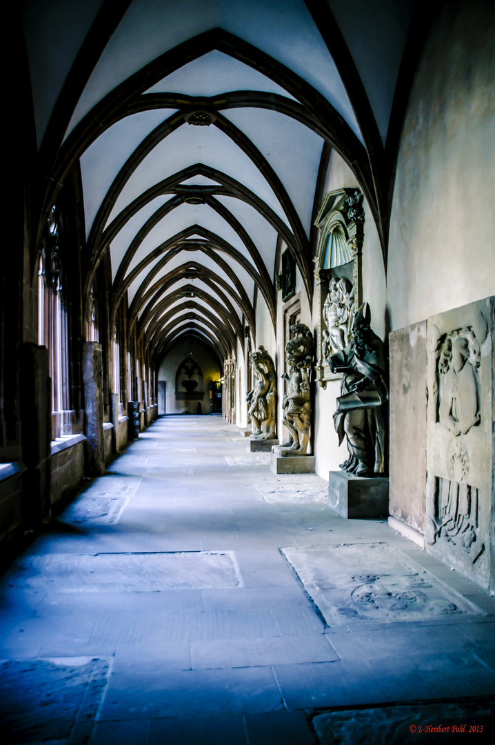 Hohe Domkirche zu Mainz -- Kreuzgang mit hunderten von teilweise 500 Jahre alten Grabplatten --- Clo