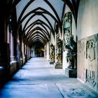 Hohe Domkirche zu Mainz -- Kreuzgang mit hunderten von teilweise 500 Jahre alten Grabplatten --- Clo