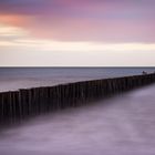 hohe düne strand zur blau-violetten stunde am nachmittag