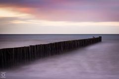 hohe düne strand zur blau-violetten stunde am nachmittag