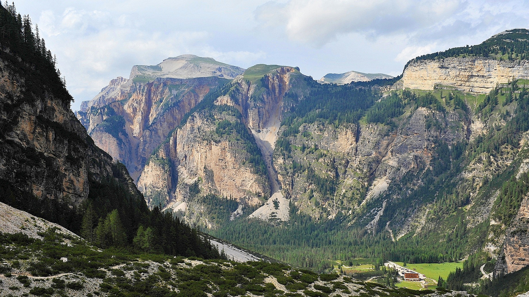 Hohe Felswände bei Rifugio Pederü