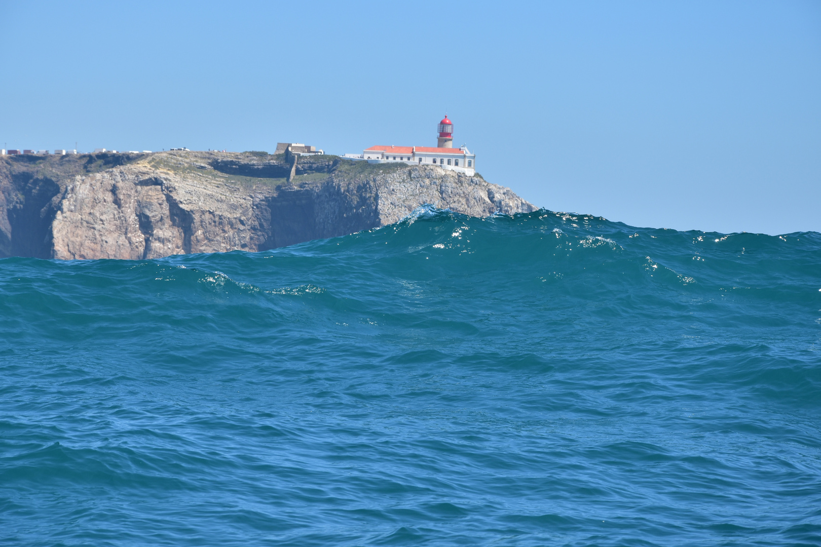 Hohe Wellen beim Segeltrip um Cabo de Sao Vicente, Portugal 