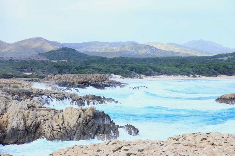 Hohe Wellen in der Cala Agulla (Cala Ratjada)