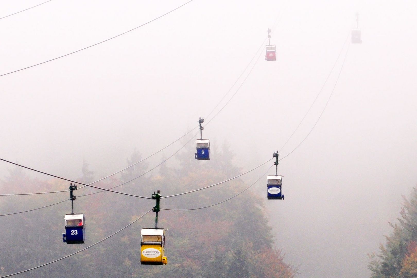 Hohenaschau - Kampenwand im Nebel mit Kampenwandseilbahn