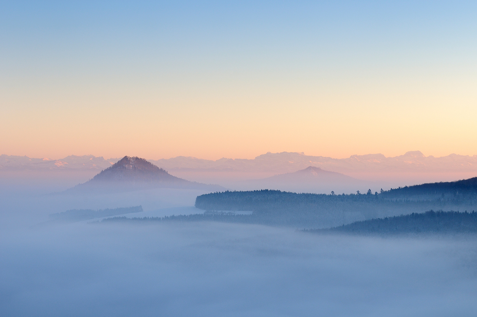 Hohenhewen im Nebelmeer