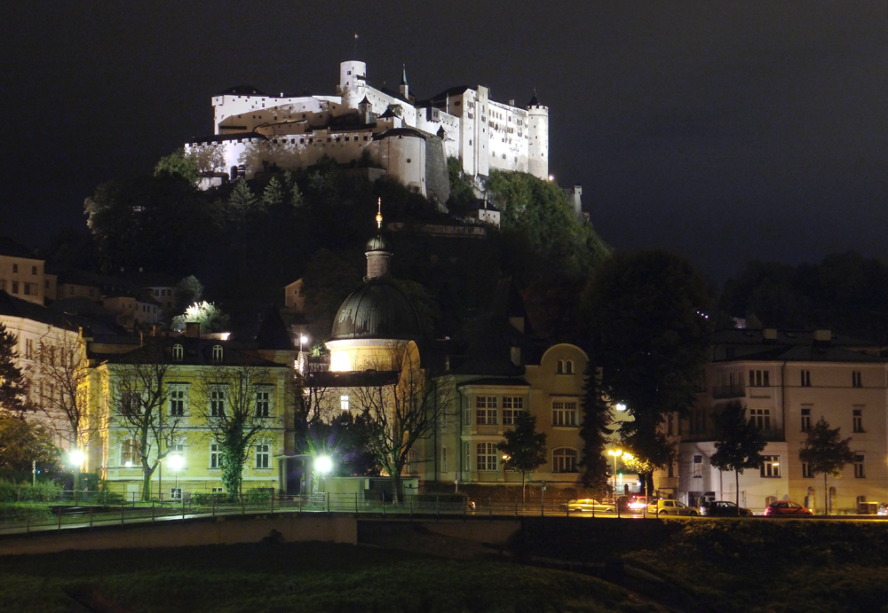 Hohensalzburg und Kajetanerkirche am Abend