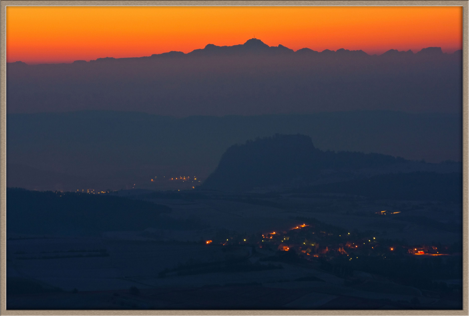 Hohentwiel und Säntis vor Sonnenaufgang