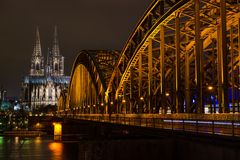 Hohenzollern Brücke bei Nacht