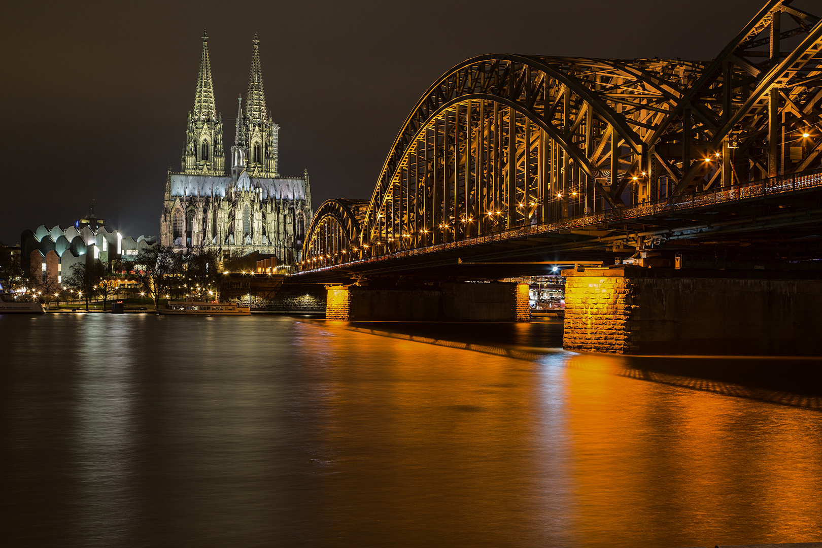 Hohenzollern Brücke mit dem Kölner Dom.