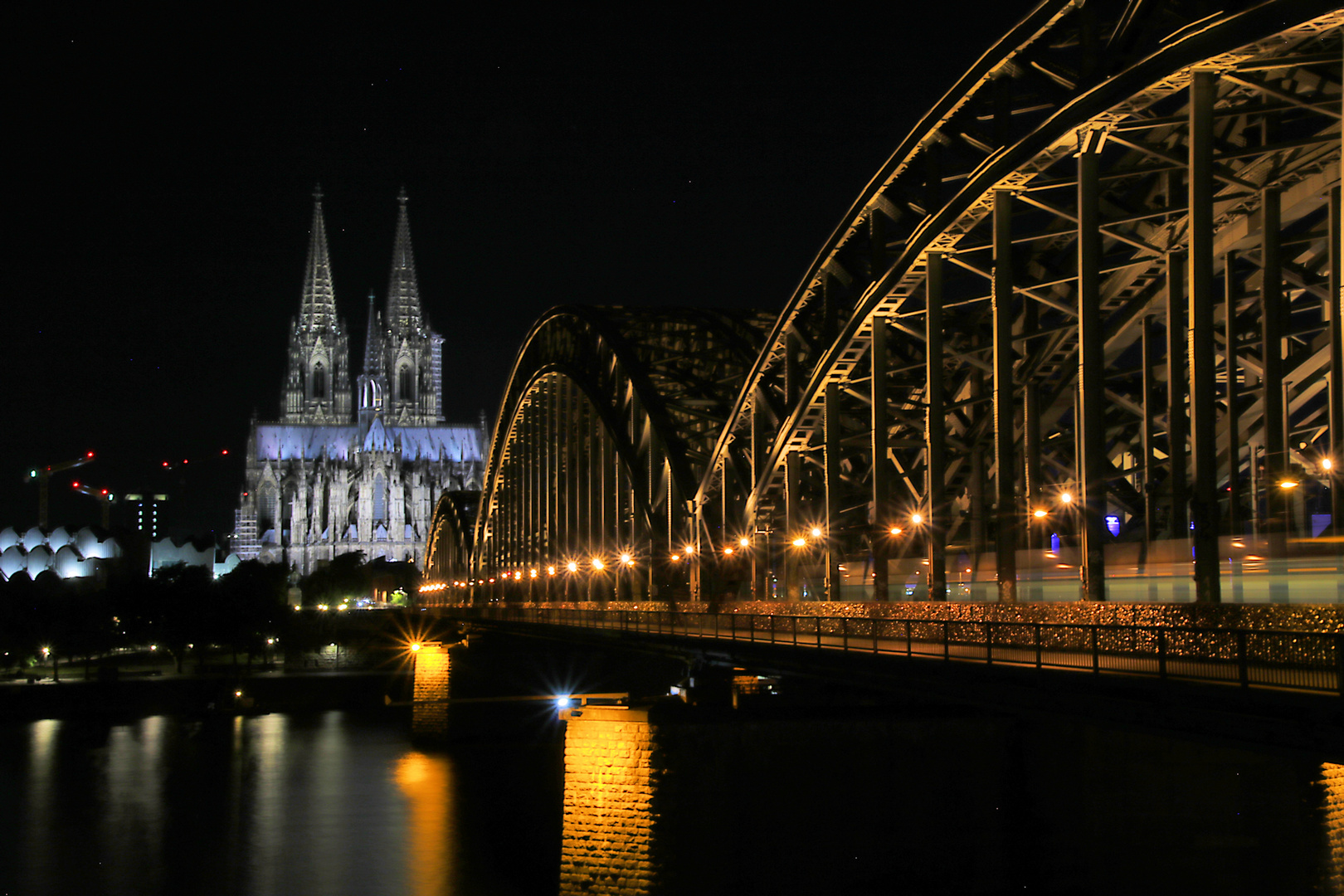 Hohenzollern Brücke und der Kölner Dom.