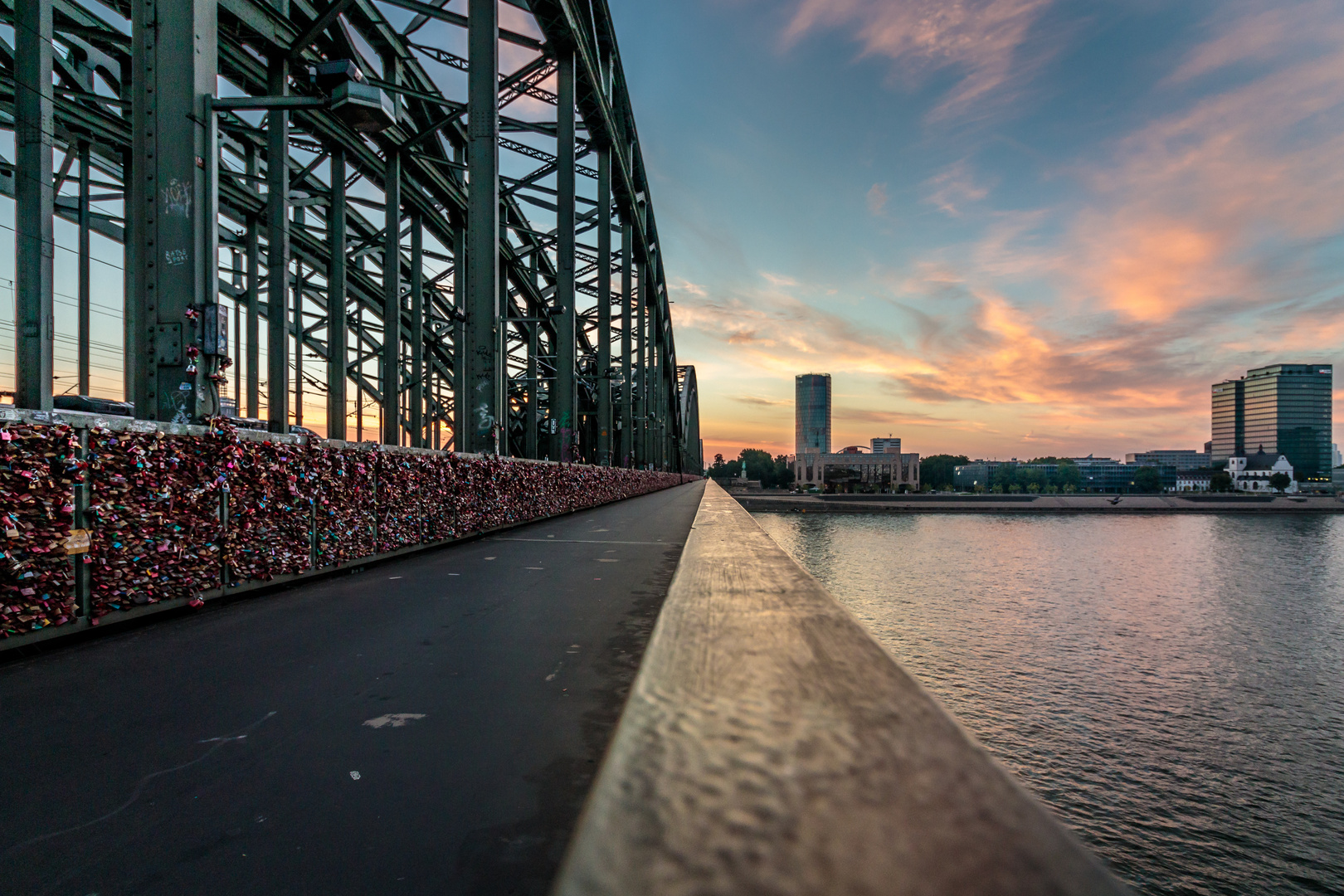 Hohenzollernbrücke am Morgen