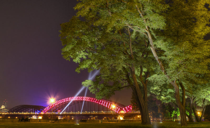 Hohenzollernbrücke an Bäume