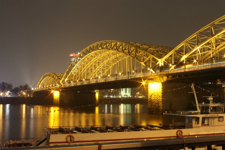 Hohenzollernbrücke bei Nacht