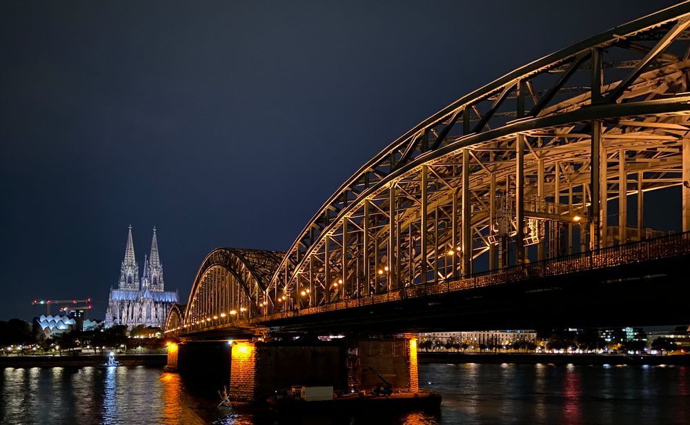 Hohenzollernbrücke bei Nacht