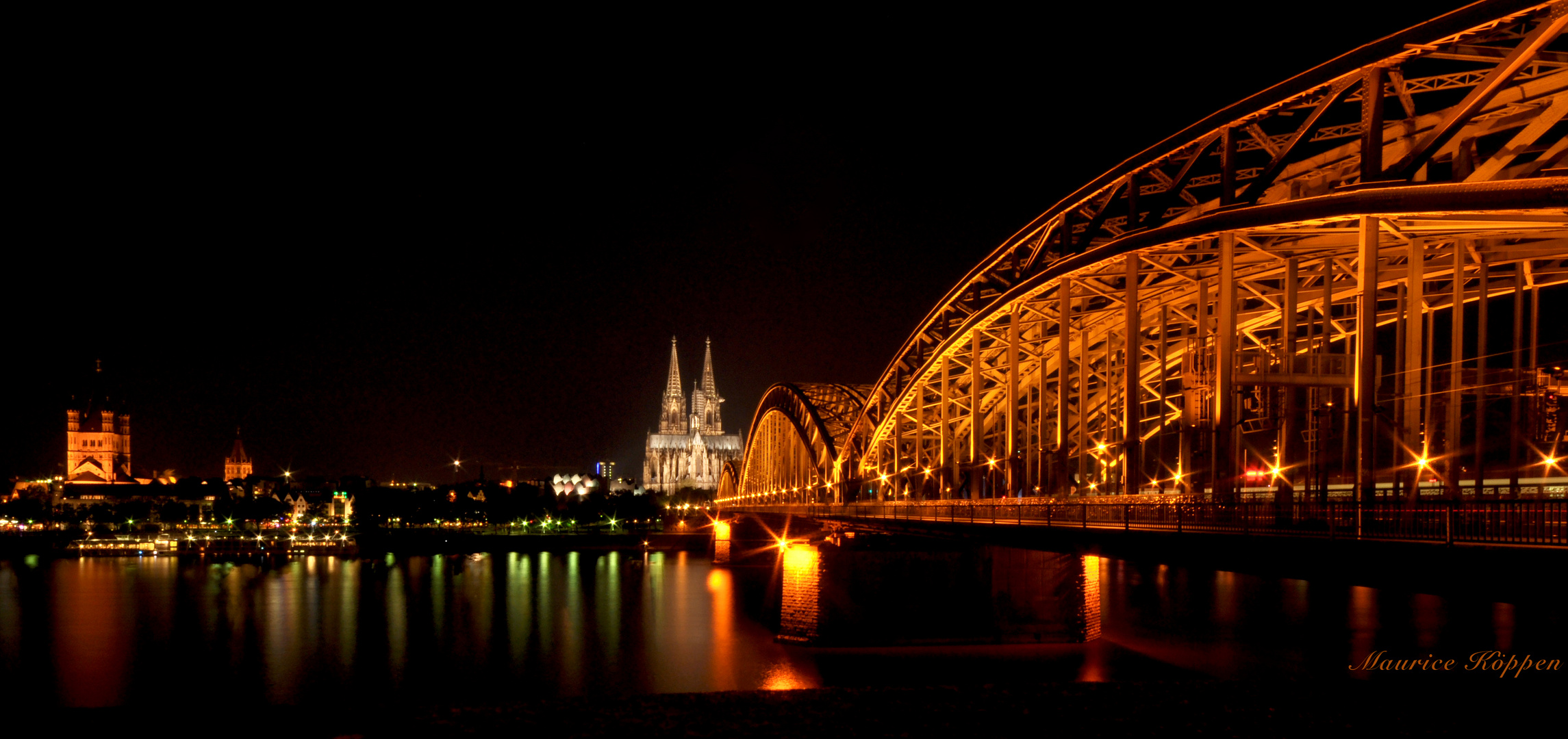 Hohenzollernbrücke bei Nacht