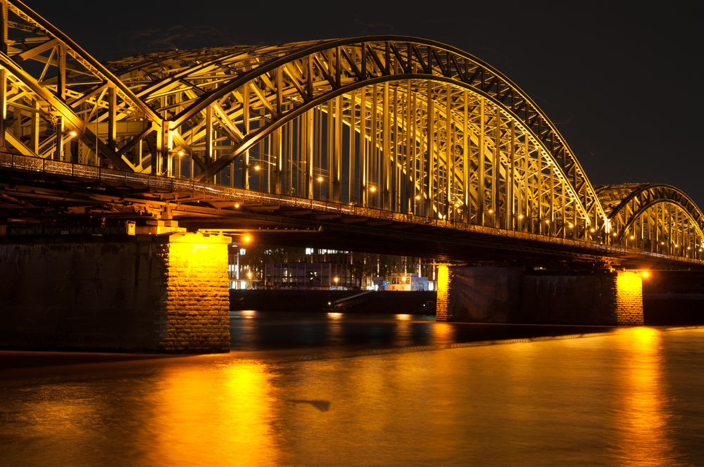 Hohenzollernbrücke bei Nacht