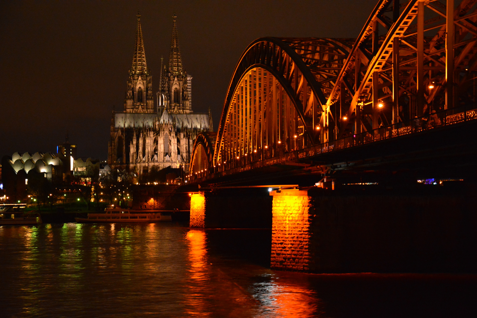 Hohenzollernbrücke bei Nacht