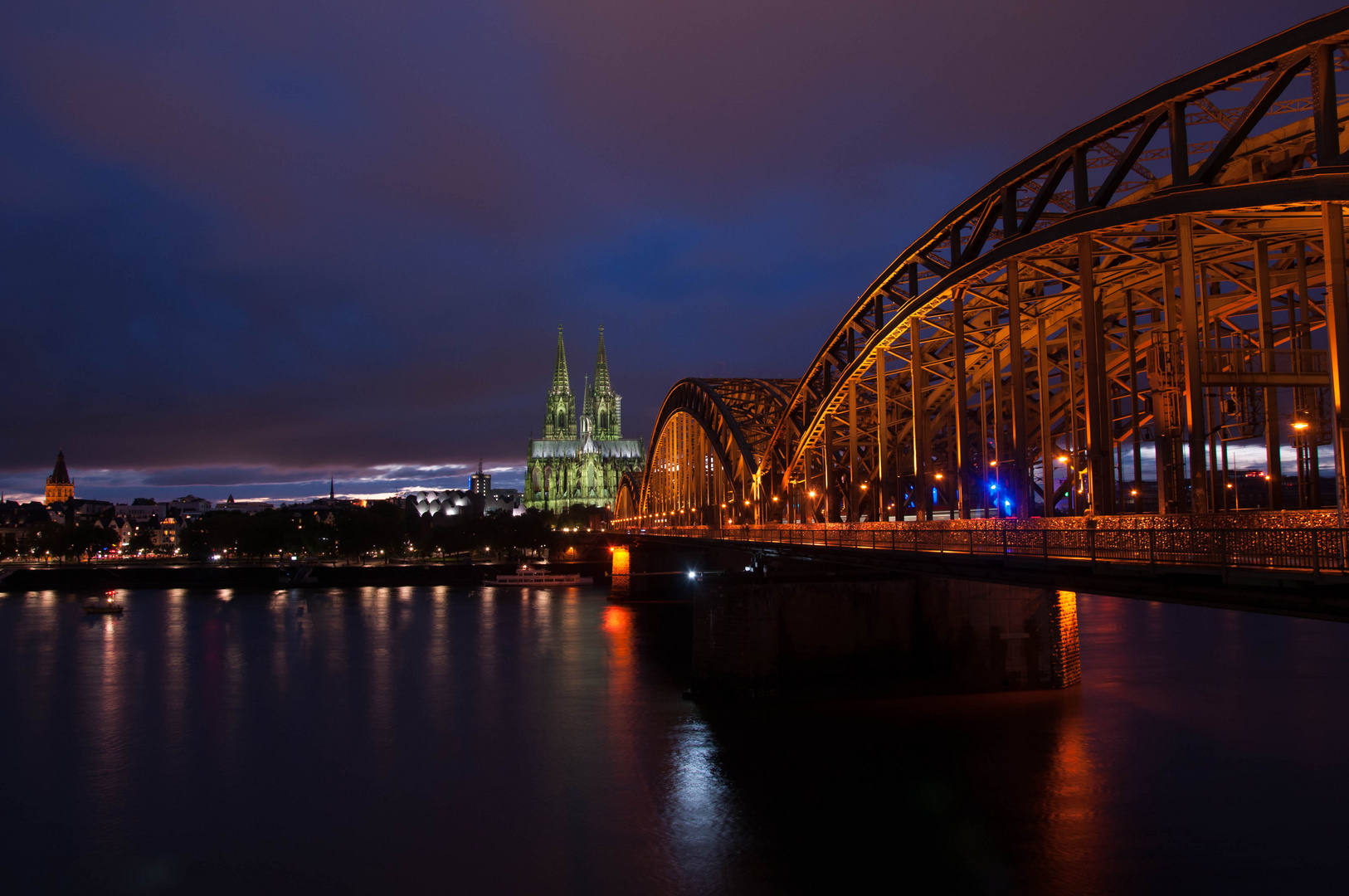 Hohenzollernbrücke bei Nacht