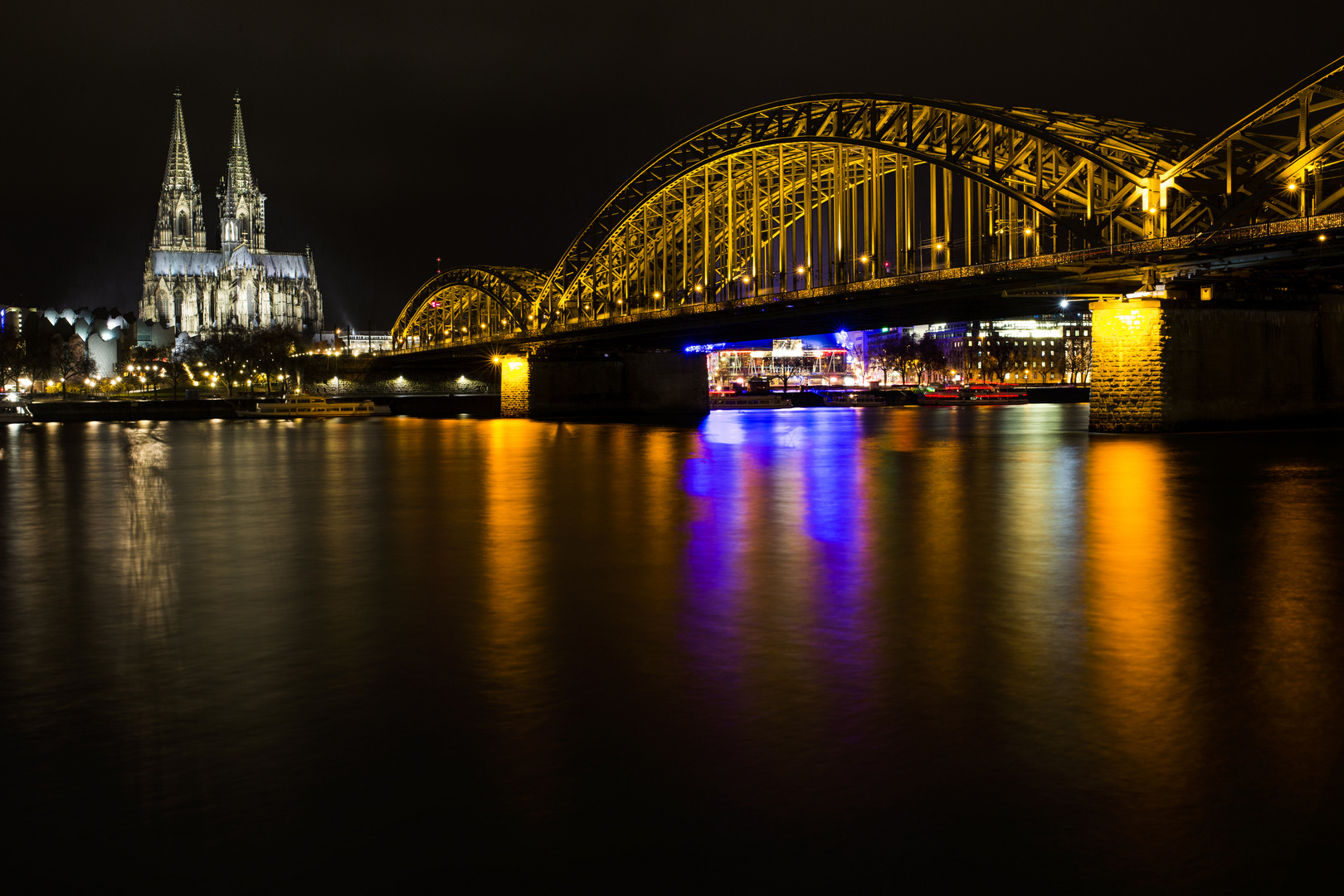 Hohenzollernbrücke bei Nacht