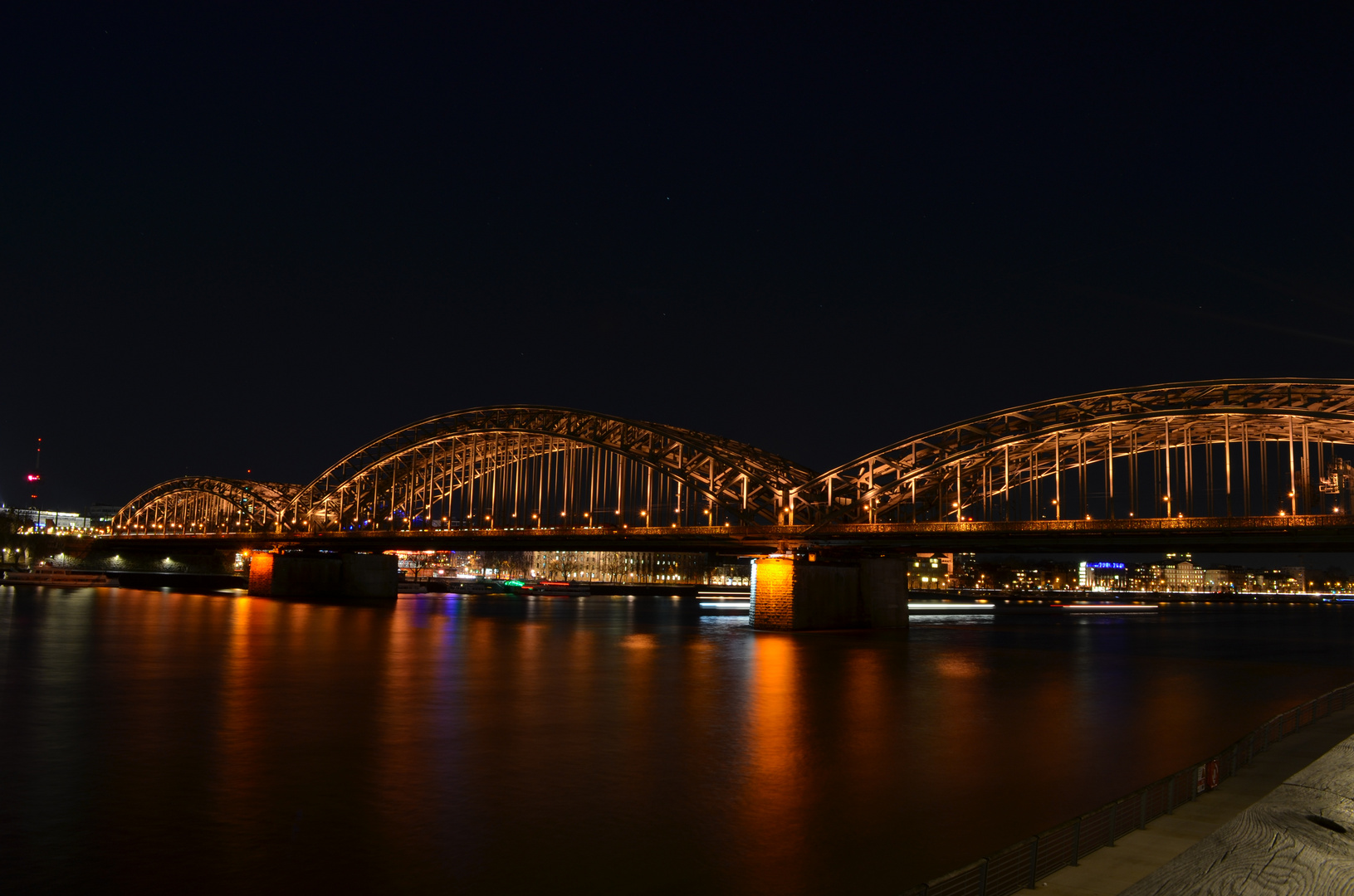 Hohenzollernbrücke bei Nacht 