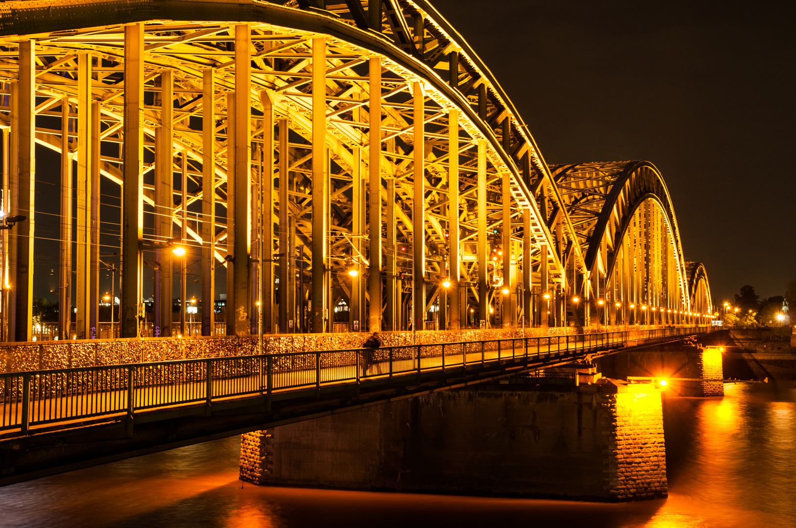 Hohenzollernbrücke bei Nacht